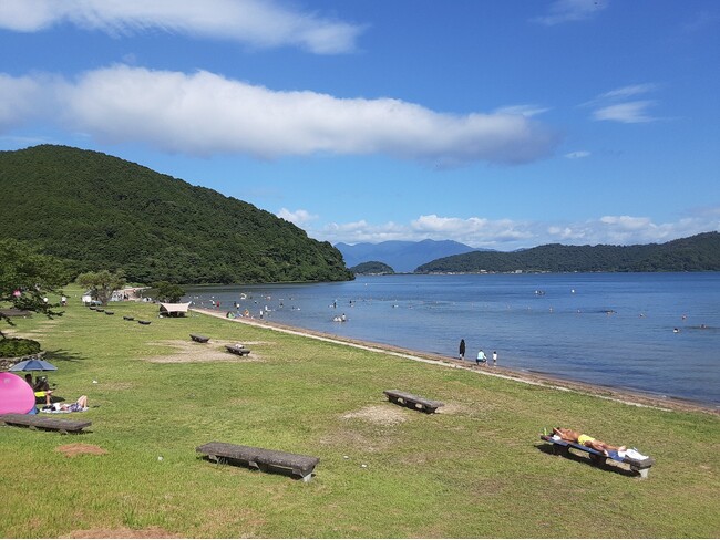 休暇村近江八幡、ホテル目の前の湖水浴場「宮ヶ浜水泳場」が7月18日にオープン ~波打ち際まで芝生で快適 水質「AA」の湖水浴場~