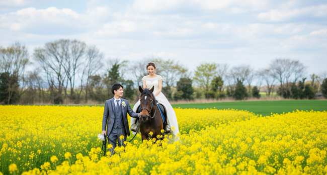 富士山と馬に誓う、結婚式をしないふたりの新しい記録。