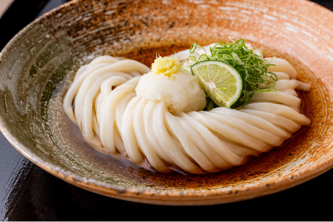 【餅麺UDON 品川港南口店】革新の“もちもちグミ食感”うどんが品川駅港南口に登場！「餅麺」熟成かしわ天ひやかけうどんなど多彩なメニューを提供