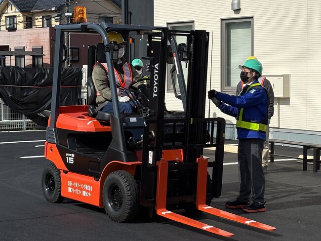 【日研トータルソーシング】物流・製造現場の人材不足に対応 フォークリフト（１ｔ以上）運転資格の取得に特化した「関東フォークリフト技能センター」開設