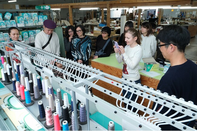 縫製工場が観光資源に！福井県勝山市の工場「ラコーム」で実施する体験型ガイドツアーを2026年2月より提供開始