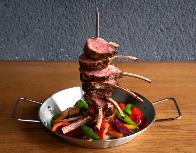 【串羊 西麻布店】衝撃のビジュアル！高さ約30cmの「ラムチョップタワー」が新登場！