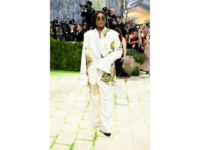 ���[�E���[�`�����b�g�K��2026�iMet Gala�j��Ami Paris�̃J�X�^�����b�N�𒅗p