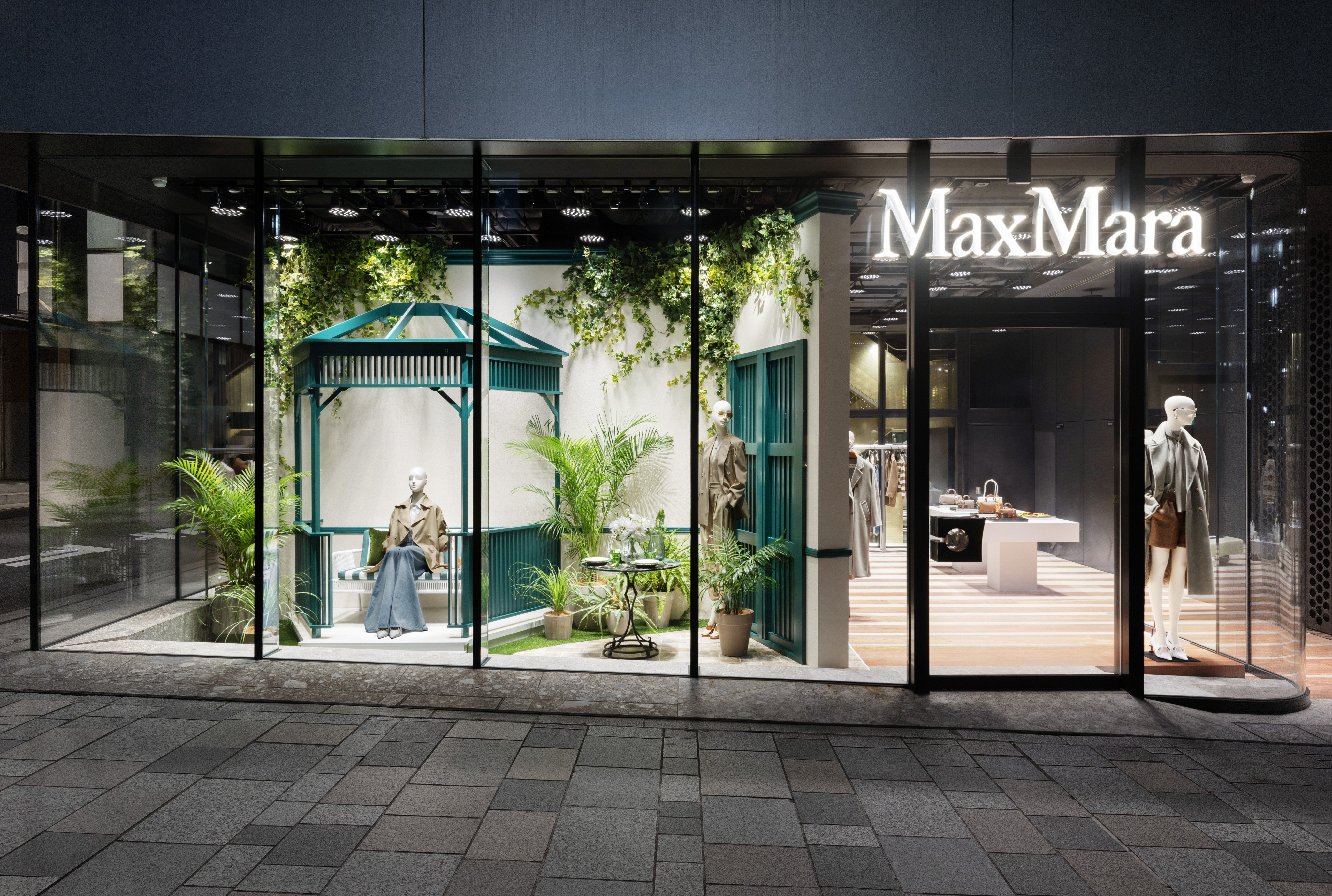 マックスマーラ、2025年プレフォールコレクションからインスピレーションを得たポップインストア「The Secret Garden」を開催