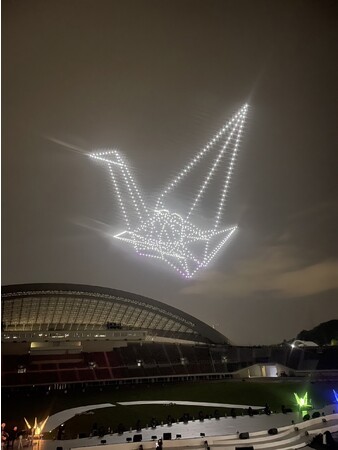 レッドクリフ、1000機のドローンで広島の夜空に折り鶴を描く