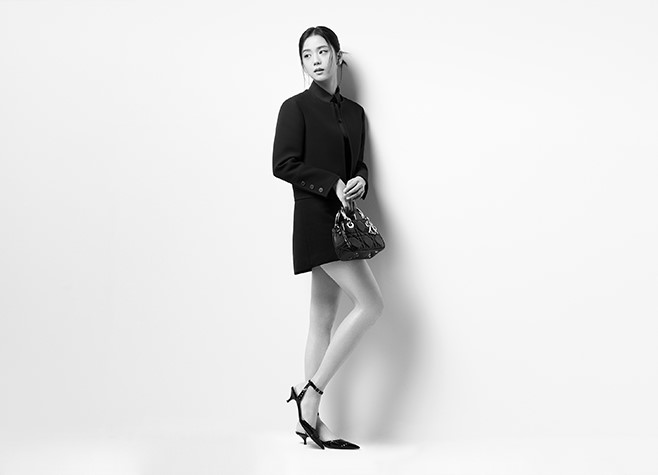【DIOR】「レディ 95.22」のために撮影された、BLACKPINKのジスのポートレート