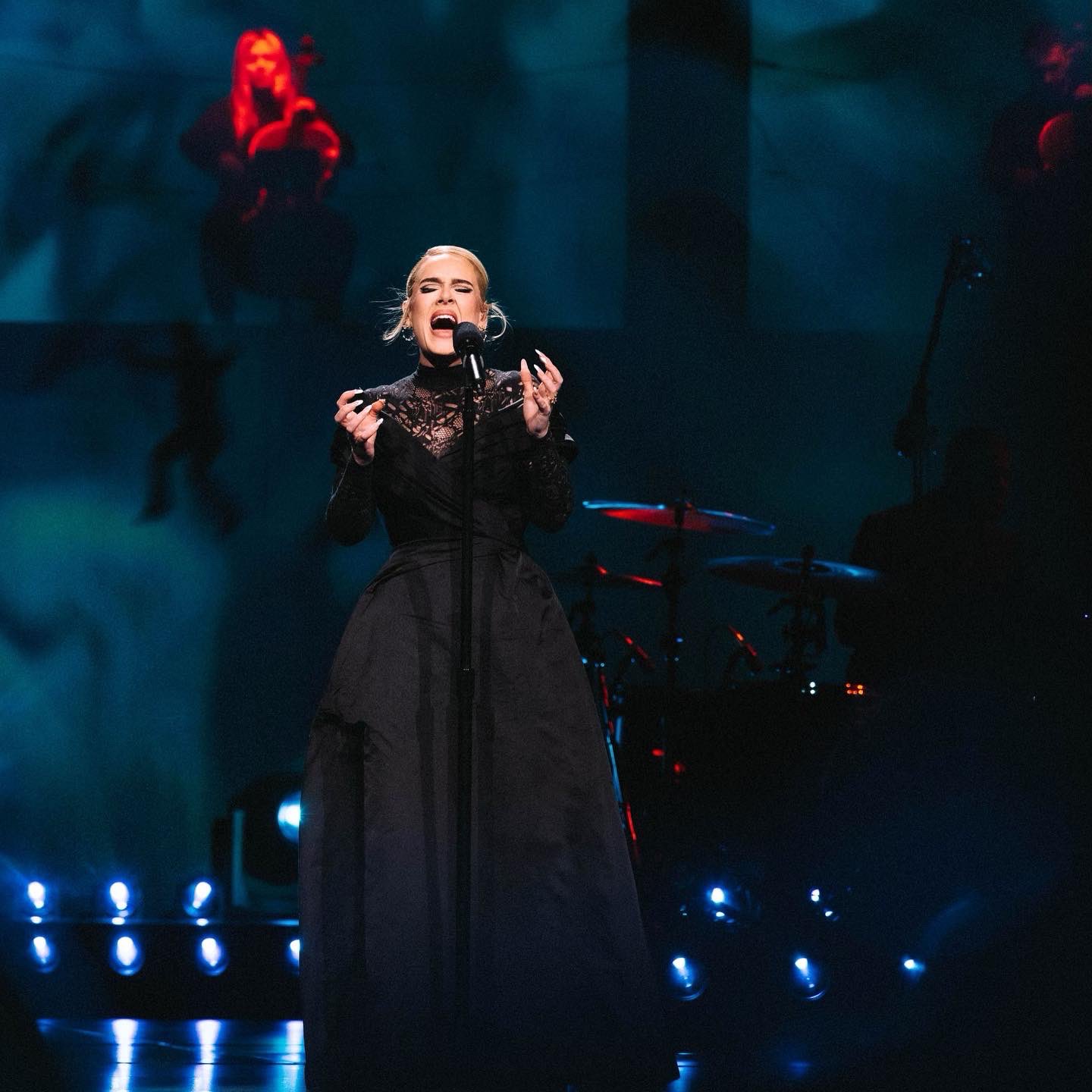 Adele певица 2023. Выступление на сцене. LP певица 2023. Французские певицы 2023