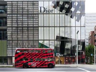 【DIOR】チェック柄のラッピングバスが東京を走る！伊勢丹新宿店でポップアップストア開催中