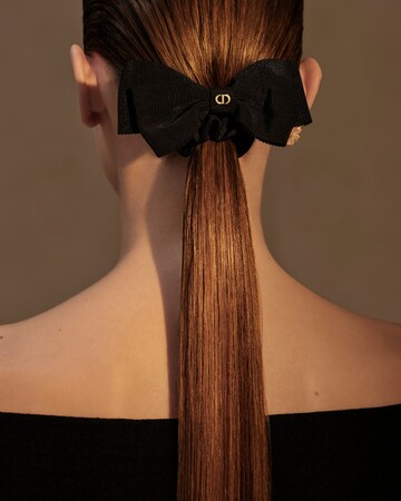 【DIOR】2025年フォール コレクションから新作のヘアアクセサリーが登場