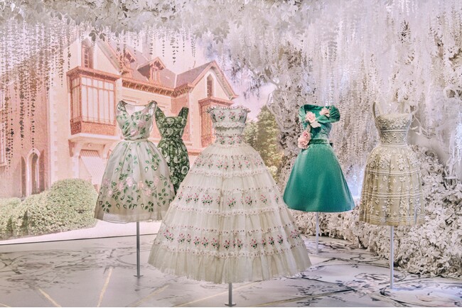 【DIOR】ラ ギャラリー ディオールにて、アズディン・アライアによるディオールのコレクションの展覧会を開催
