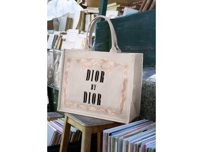 【Dior】ジョナサン・アンダーソンによる「ディオール ブックトート」が新たに登場