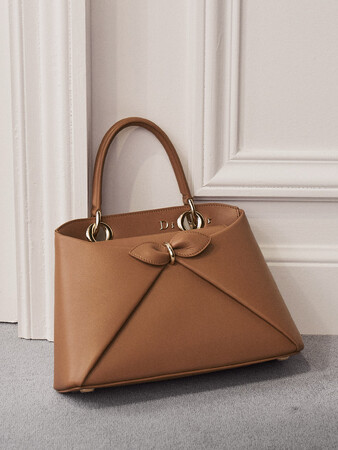 【Dior】新作「ディオール シガール」バッグが登場