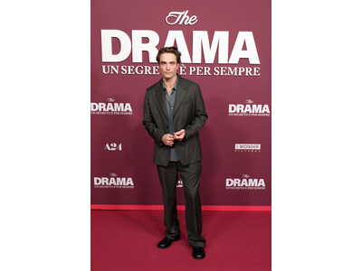 �yDior�z���o�[�g�E�p�e�B���\�����f�� �wTHE DRAMA�x �̃v���~�A�Ńf�B�I�[���𒅗p