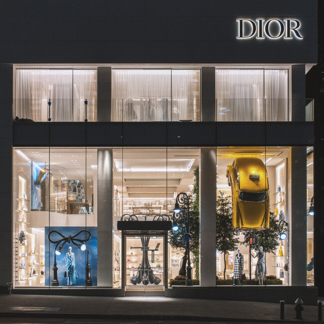【Dior】ニューヨークとビバリーヒルズの「ハウス オブ ディオール」に施されたアレックス・チネックによるウィンドウディスプレイ