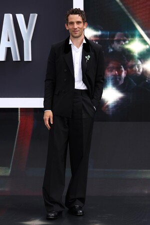 【Dior】ジョシュ・オコナーが『ディスクロージャー・デイ』の記者会見でディオールを着用