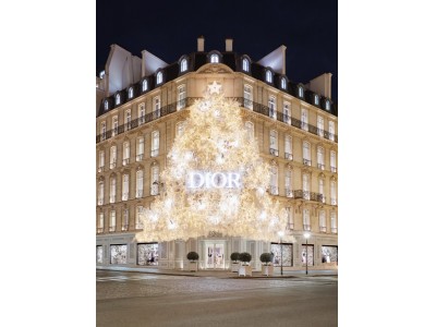 ディオール】パリ本店にホリデイ気分を盛り上げるクリスマスツリーが