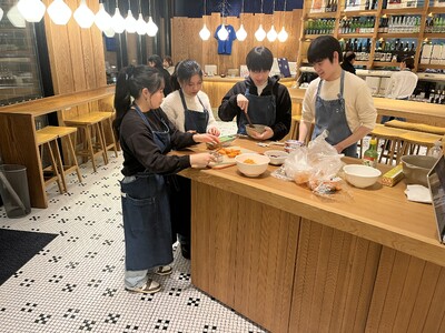 富山の学生とともに地域の魅力を再発見― 酒粕×日本酒で紡ぐ“地元の味” ―「バール・デ・美富味」にて学生...