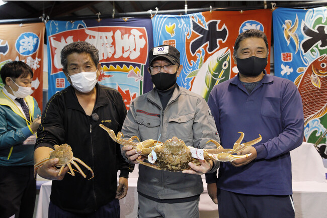 「輝」と「輝姫」、2大ブランドガニ現る!今年新たに発表した雌のズワイガニ(香箱ガニ)最高級ブランド「輝姫」が初セリデビュー!初セリ額(最高落札額)は、国内史上最高額(※)の30万円!