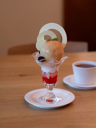 『長田の桃』を丸ごと使用。自家焙煎カフェThe COFFEE ROASTERにてまるごとももパフェの販売を開始いたします。【駿府の工房 匠宿】