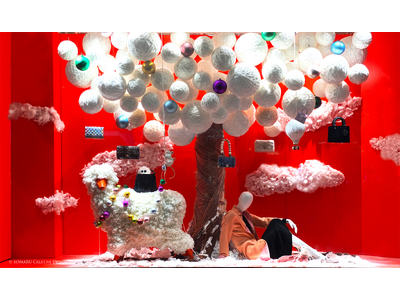 【東京・銀座】KOMEHYO GINZAのショーウィンドウがホリデー仕様に！ 動物たちの物語と、クリスマスカラーで街を彩る