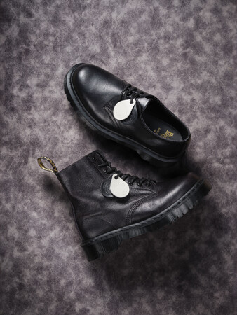 ドクターマーチン 1461シューズの65周年に賛美を贈るBLACK CLASSIC CALF MONO 日本限定モデルが発売。