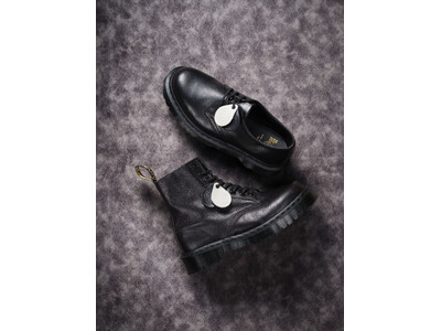 ドクターマーチン 1461シューズの65周年に賛美を贈るBLACK CLASSIC CALF MONO 日本限定モデルが発売。