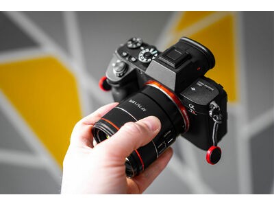 重量わずか230g!!小型軽量かつ高性能なSAMYANG AF 75mm F1.8 FE