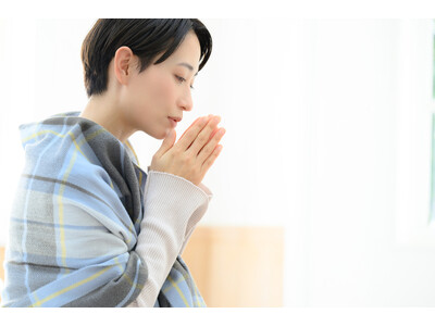 99％の女性は冬になると「手が冷たい」と実感。20～40代女性の必需品は「手袋・アームカバー」！実体験に基づく手の冷え性対策やデスクワーク中に手を温める方法とは？