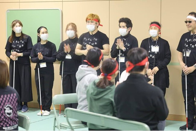 障害への理解と共生社会の実現を目的とした体験プログラム「ダイアログ・イン・ザ・ダーク」を大阪府立大阪南視覚支援学校を会場に開催