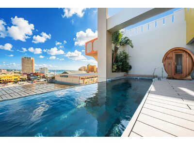 【沖縄リゾート最旬スタイル　「サウナ×プライベート×プール」で心身を解き放つ。ゴールドスイート全室バレル...