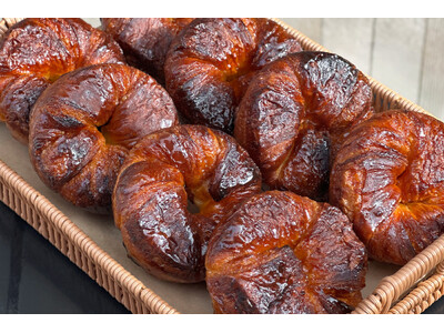 はちみつバターがじゅわっと広がる。累計25,000個以上販売のクロワッサン生ベーグルに、4周年記念の新フレーバー登場