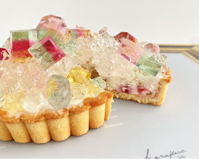 まるで本物の宝石。10月の誕生石「トルマリン」を閉じ込めた“食べる宝石タルト”が10月2日より数量限定で再販