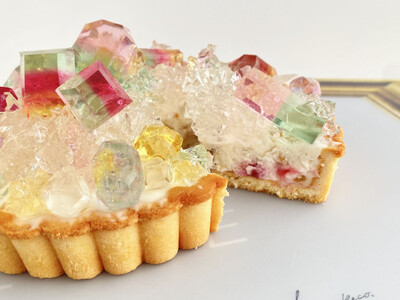 まるで本物の宝石。10月の誕生石「トルマリン」を閉じ込めた“食べる宝石タルト”が10月2日より数量限定で再販