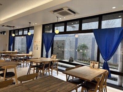 【9月23日は手話の日】ココトモカフェフロイデ店で手話イベントを開催　店内を青く飾り「手話言語に光を！」を犬山市から発信します