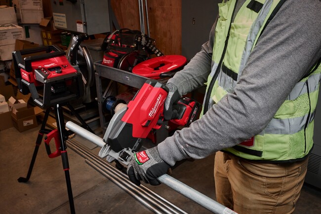 美しい切断面をスピーディーかつ手軽に実現12mm～34mmまで対応可能「M18 FUEL 12mm - 34mm鋼管カッター」