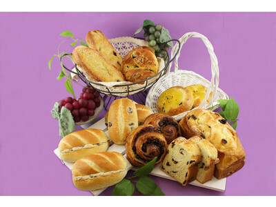 【阪急ベーカリー】昔からパン屋さんの定番としてお店に並ぶ葡萄パン。朝ごはんや、おやつにおすすめで、シンプルに見えてバリエーションは豊富。レーズン好きにはたまらない「レーズンフェア」を４月開催致します。