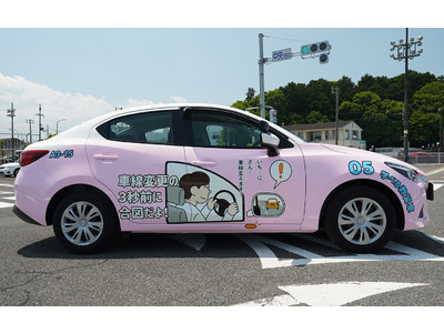 滋賀の道路を「運転教本」が走る！月の輪自動車教習所、運転のコツを「学べる教習車」を走行開始。