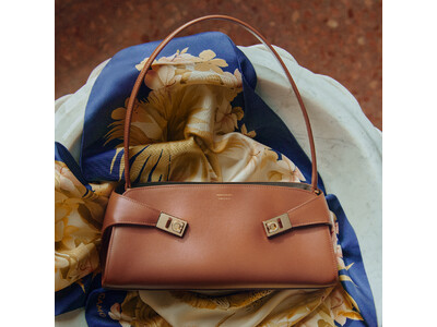 【FERRAGAMO】メゾンが受け継いできたクラフツマンシップと創造性の真髄を体現する「HUG EAST-WEST」が登場。