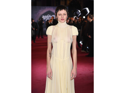 【McQueen】エマ・コリンがマックイーンを着用