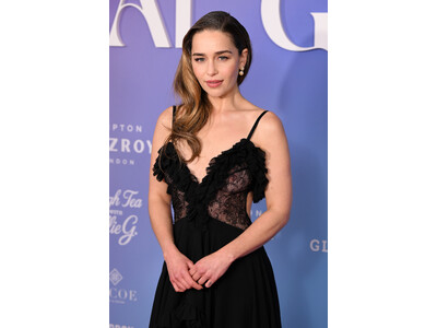 【McQueen】エミリア・クラークがマックイーンを着用