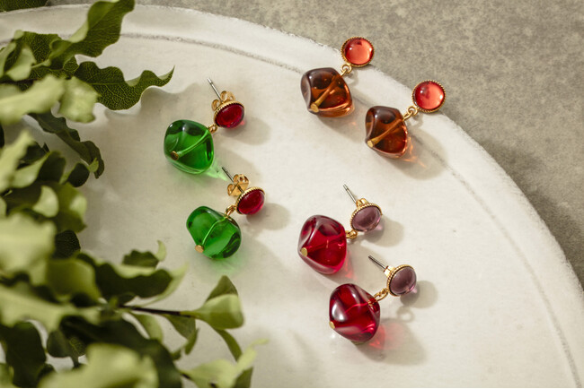 「セシル・エ・ジャンヌ」から、ホリデーシーズンの色彩が息づく華やかでヒストリカルな新作がラインアップ