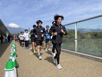 御殿場出身・箱根駅伝記録を保持するプロランナー吉田響選手と約100人が御殿場アウトレットを疾走　“ウェル...