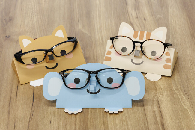 紙のめがねスタンド「めがね番隊シリーズ」を企画製造。ノベルティ品としての印刷サービススタート