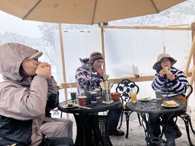 スキー・スノボなしでも楽しめる！はじめての雪あそび体験 in 魚沼 | 雪の森ナイトウォーク＆雪中テントサウナの1泊2日