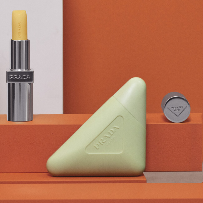 ＜プラダ ビューティ＞プラダ 2026年春夏 ウィメンズウェア。バックステージを彩るプラダ ビューティ