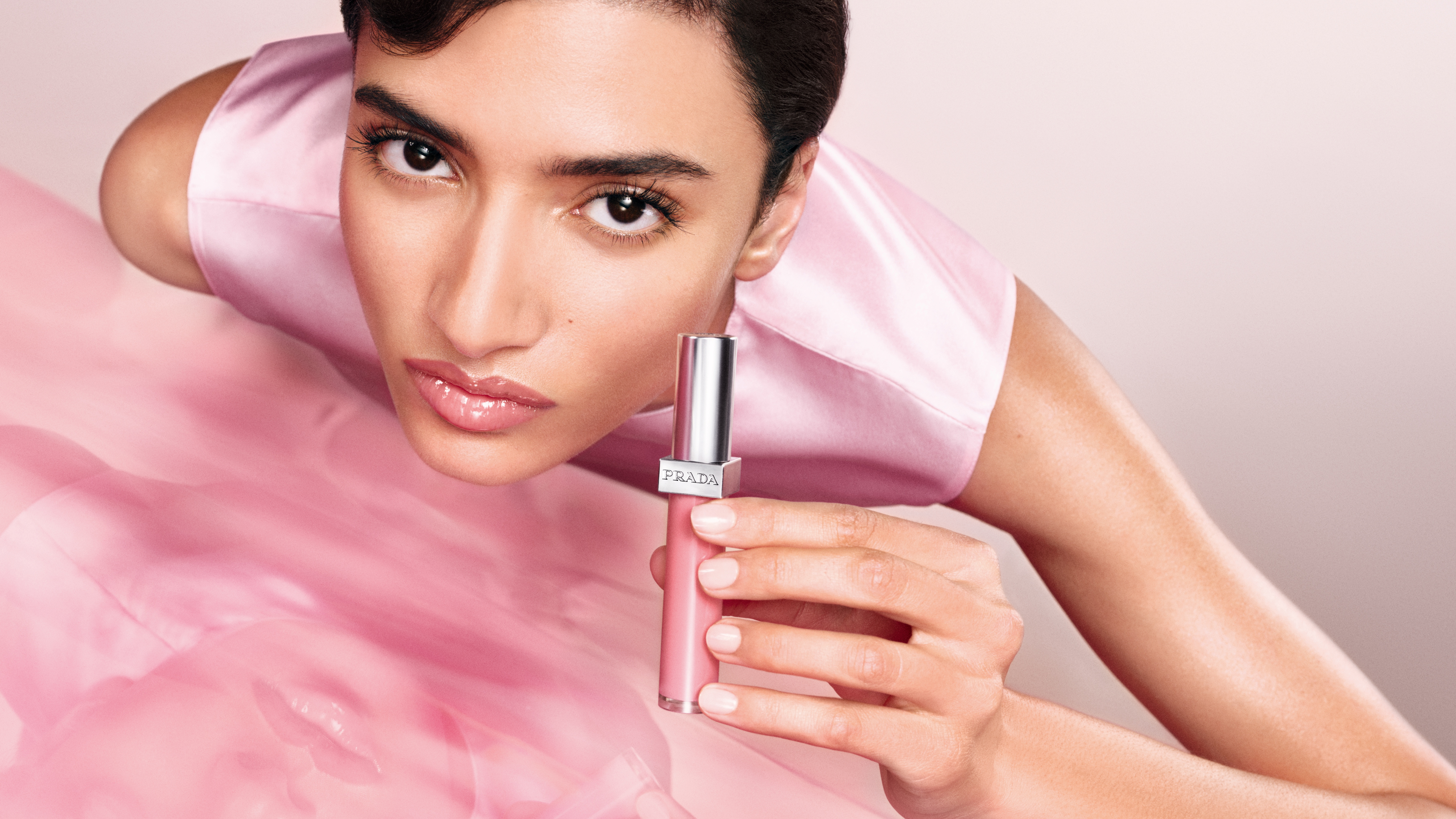 ＜プラダ ビューティ＞ ひと塗りで叶う、反射するような艶と発色。包み込むような潤いが24時間*続く「プラダ リフレクション リキッド バーム グロス」誕生。