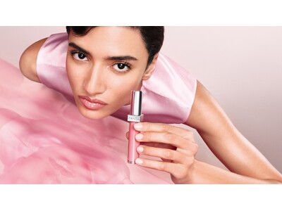 ＜プラダ ビューティ＞ ひと塗りで叶う、反射するような艶と発色。包み込むような潤いが24時間*続く「プラ...