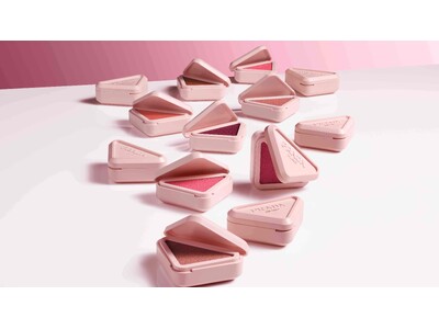 ＜プラダ ビューティ＞ 軽やかな「タッチ」で纏う、透ける血色感。 クリーム to パウダーの新感覚チーク、登場。