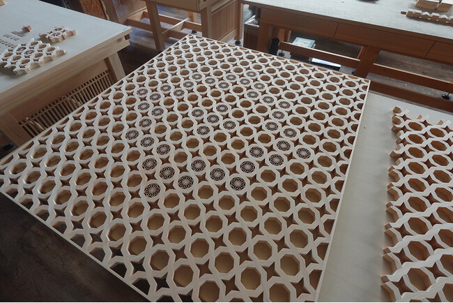 富山発「組子細工」とサウジの職人技　万博会場で伝統格子の国際共同制作を実施