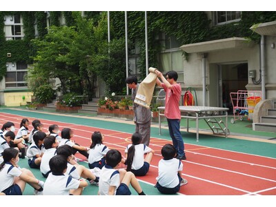 銀座と奄美の子どもたちが草木染めで交流～第29回「銀座の柳染 課外授業」を泰明小学校で開催～